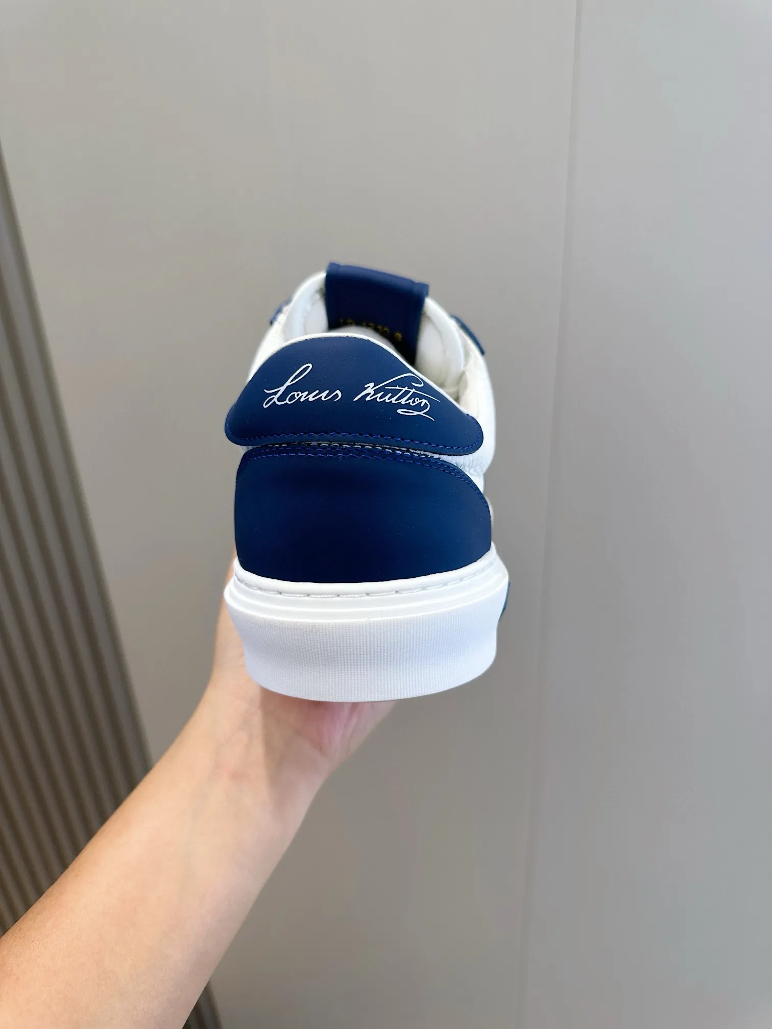 Factory price: 438💰LV full cowhide color-printed men's sneakers. This Ollie lace-up sneaker is made of floral embossed fabric, continuing the inspiration of the season's ready-to-wear collection. The laces are used to set off the gorgeous design, monogram flowers are embellished with transparent rubber outsole, and the brand logo is written on the back. Cowhide upper, cowhide lining, TPU outsole Size: 39-44 (customized at 38.45)